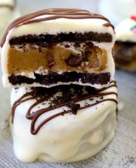 Cookie Dough Oreos – creamy and rich chocolate cookie dough stuffed between oreos, and covered with white chocolate, then decorated with sprinkles. looks so elegant with two layers and tastes so delicious that you won’t believe how easy it is to make! Quick and easy recipe. No bake, and easy snack. Video recipe.