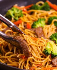 Garlic Beef Lo Mein – Tender beef cooked with colorful vegetables and delicious Lo Mein noodles with addictive garlicky sauce. This 20 minute one pan Lo Mein is a perfect quick and easy weeknight dinner recipe and so much better than takeout. Plus recipe video!