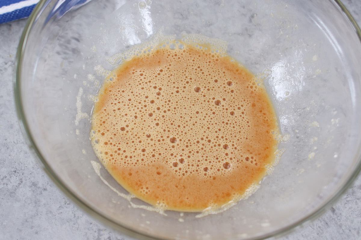 Mix together egg white, rice vinegar, soy sauce, and cornstarch in a clear bowl.