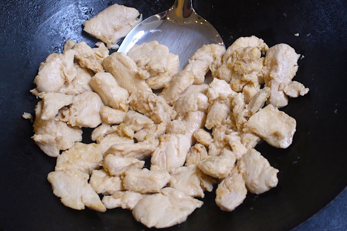 Stir fry the marinated chicken slices.