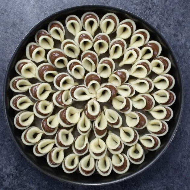 This Nutella Pie Pull Apart is made with two ingredients and baked in a round cake pan for a fun party dessert you can share with friends
