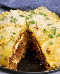 Easy, cheesy upside down lasagna – A perfect way for a crowd to enjoy the pleasure of lasagna. All you need is a few simple ingredients: lasagna noodles, ground beef, onions, garlic, ricotta cheese, parmesan cheese, mozzarella, oil, egg, tomato and fresh basil for garnish. A perfect dinner for the whole family or a party! Party food. Video recipe. | Tipbuzz.com