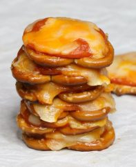 Pizza Pretzels – only 4 ingredients and 10 minutes. Super easy and perfect for an after school snack! All you need is 4 simple ingredients: pretzels, pepperoni, pasta sauce and shredded mozzarella. Quick and easy recipe.