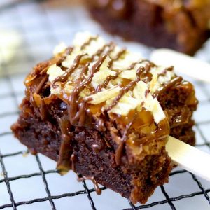 Salted Caramel Brownies With Chips – Soft and Moist brownies topped with gooey caramel and potato chips, then drizzled with melted chocolate. The sweet and salty make a perfect combination in these brownie bites. It’s pretty amazing! So easy and so delicious! Quick and easy recipe. Party Food. Video recipe. | Tipbuzz.com